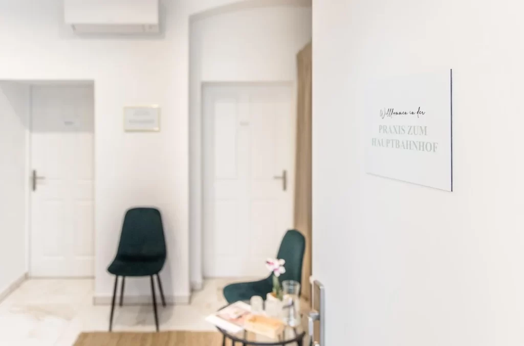 Eingangsbereich mit Wartebereich der Psychotherapie Praxis am Hauptbahnhof