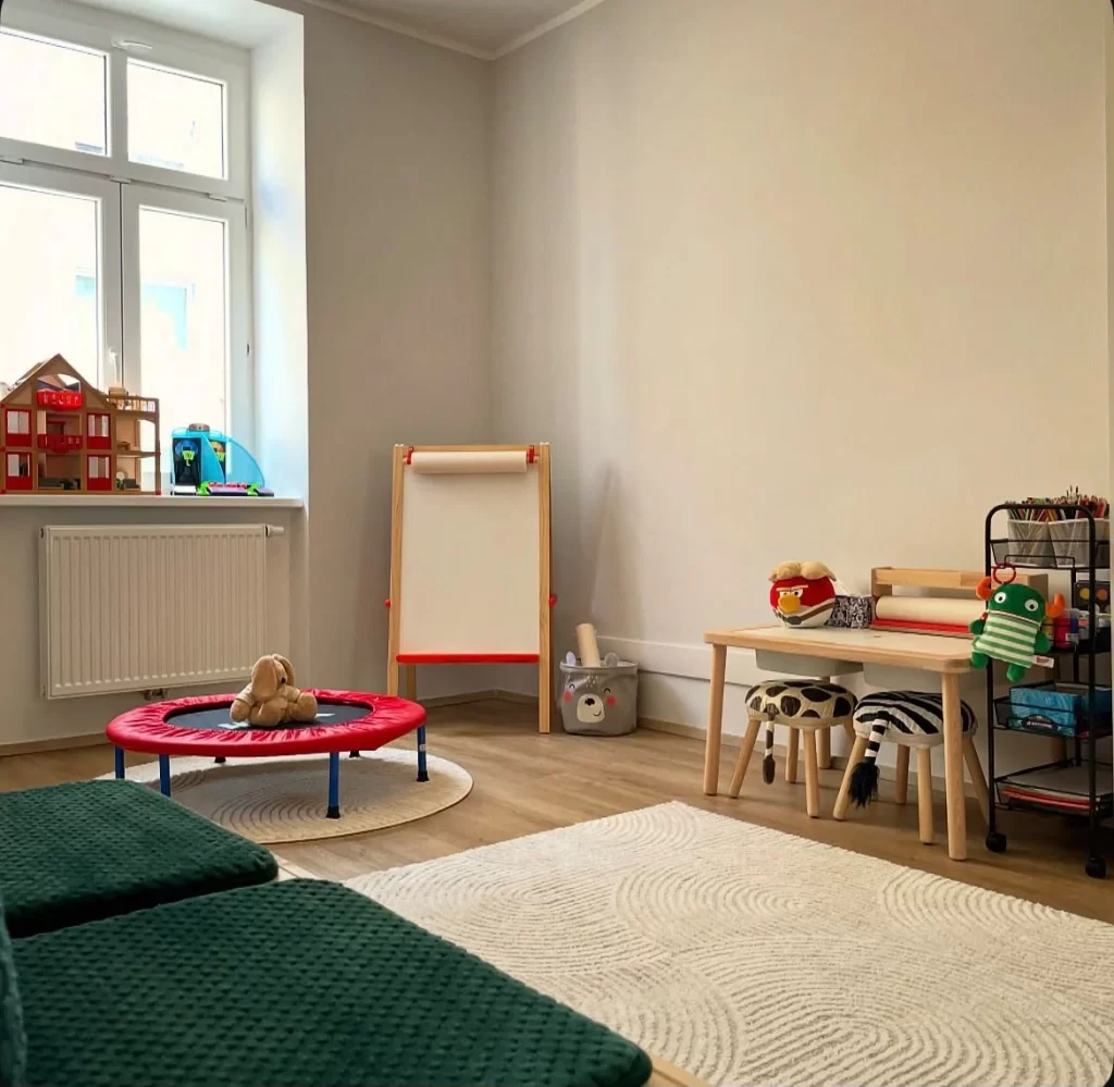 Kindertherapieraum mit Trampolin und Maltafel