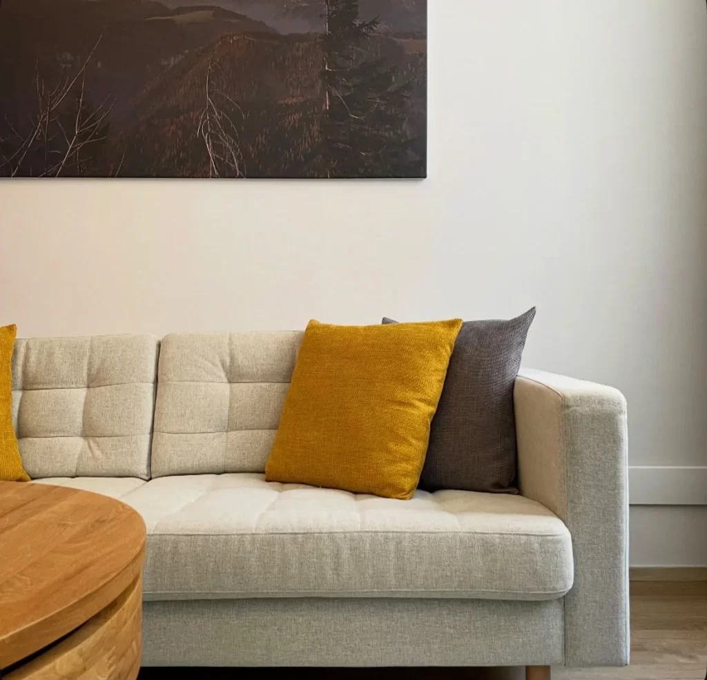 Nahaufnahme Sofa mit Senf- und Grau-Kissen