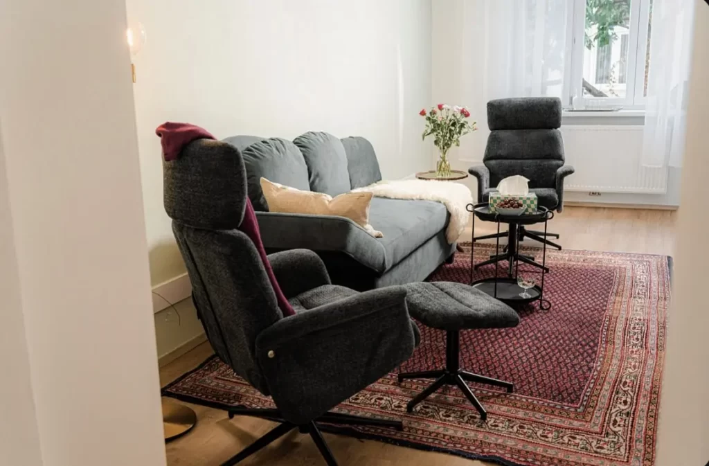 psychotherapie-praxis-hauptbahnhof-behandlungsraum-sessel-teppich
