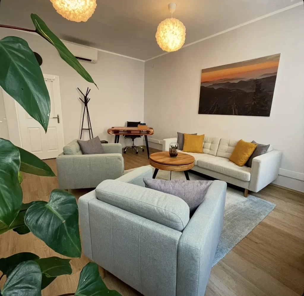 psychotherapie-praxis-hauptbahnhof-wartebereich-sofa-sessel
